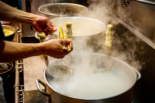 ラーメン店に必要な厨房設備とは?機器の一覧と選び方を解説